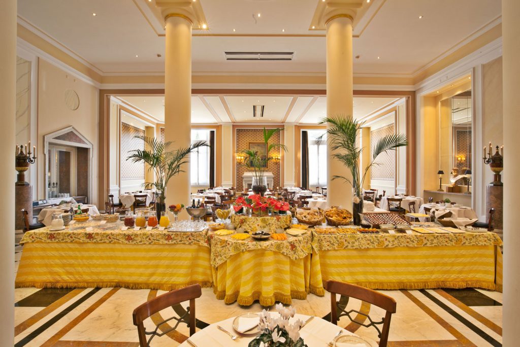 https://golftravelpeople.com/wp-content/uploads/2019/04/Hotel-Palacio-Estoril-Restaurants-5-1024x683.jpg