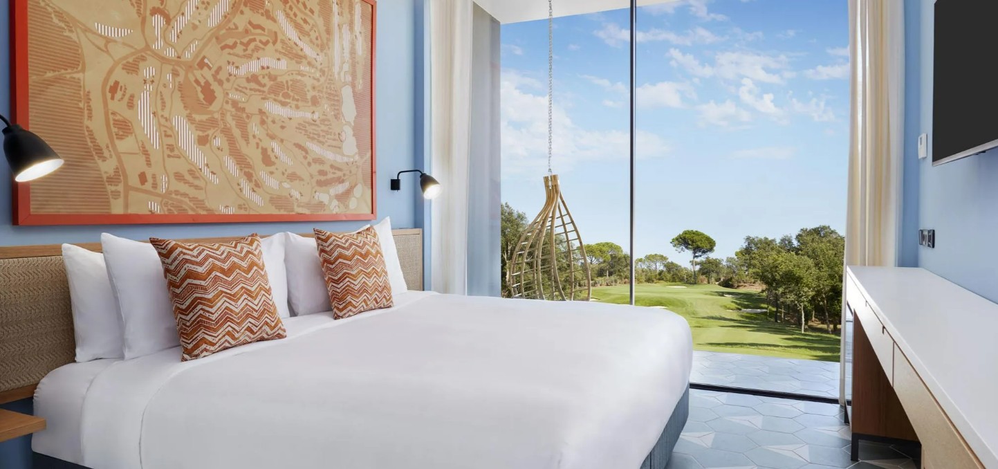 Hotel <em>la Vida</em>” /></div>
        <div class=