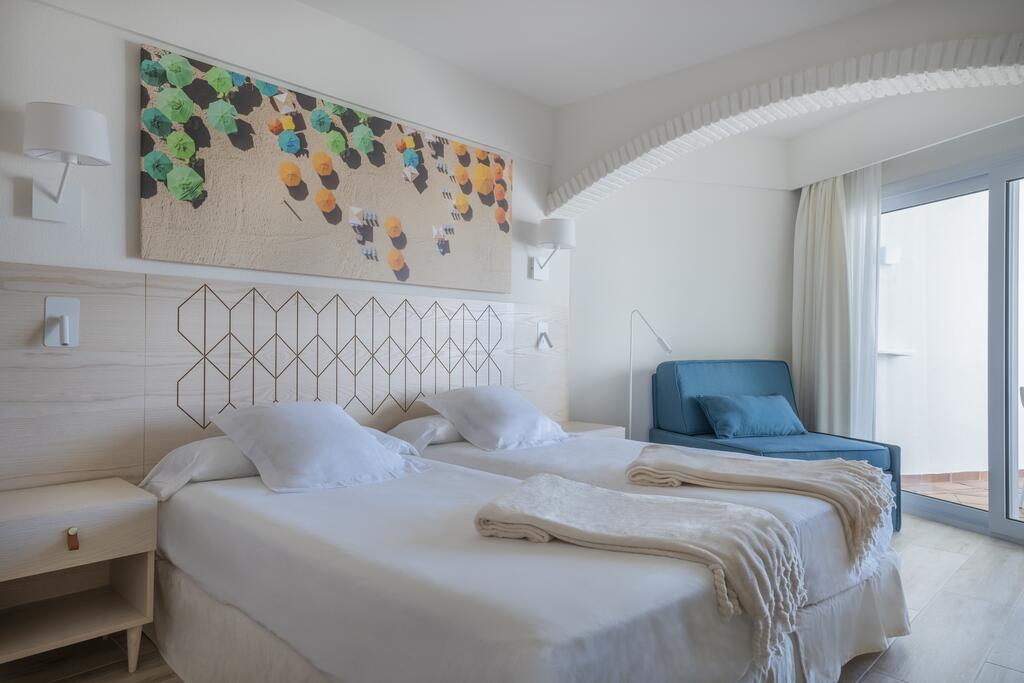https://golftravelpeople.com/wp-content/uploads/2019/04/Iberostar-Royal-Andalus-Bedrooms-14.jpg