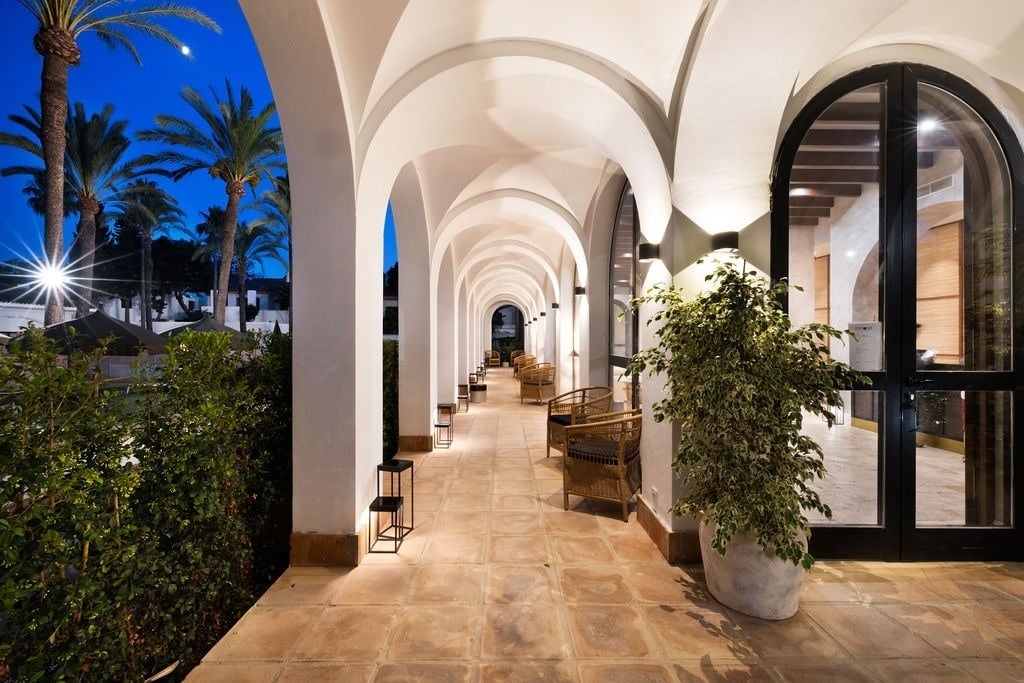 https://golftravelpeople.com/wp-content/uploads/2019/04/Inmood-San-Roque-Hotel-Cadiz-Spain-Bars-and-Restaurants-1.jpg
