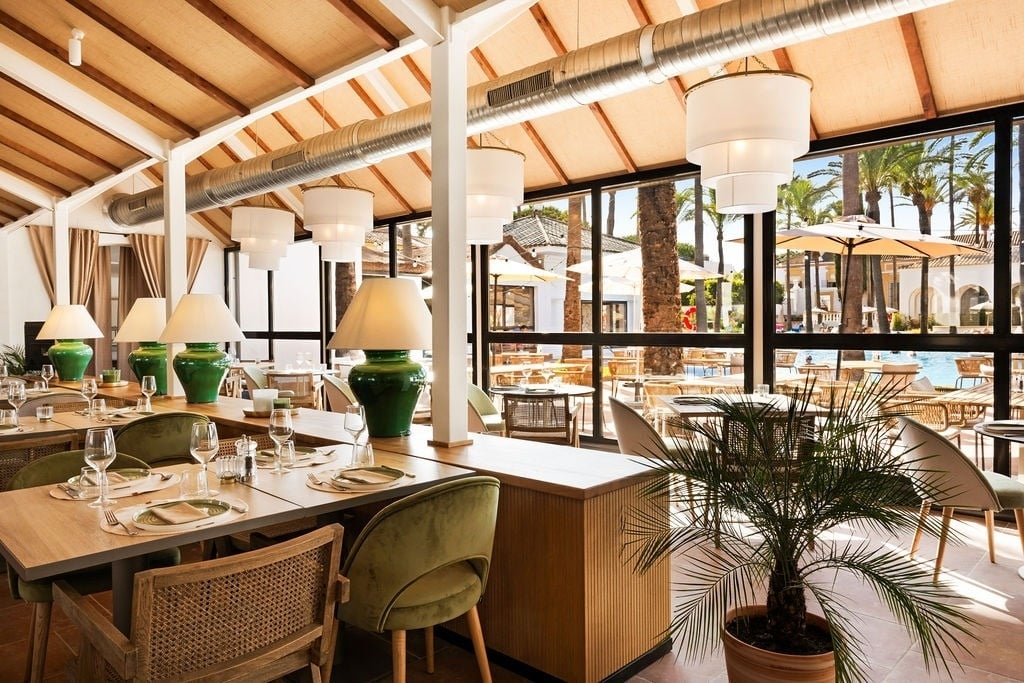 https://golftravelpeople.com/wp-content/uploads/2019/04/Inmood-San-Roque-Hotel-Cadiz-Spain-Bars-and-Restaurants-2.jpg