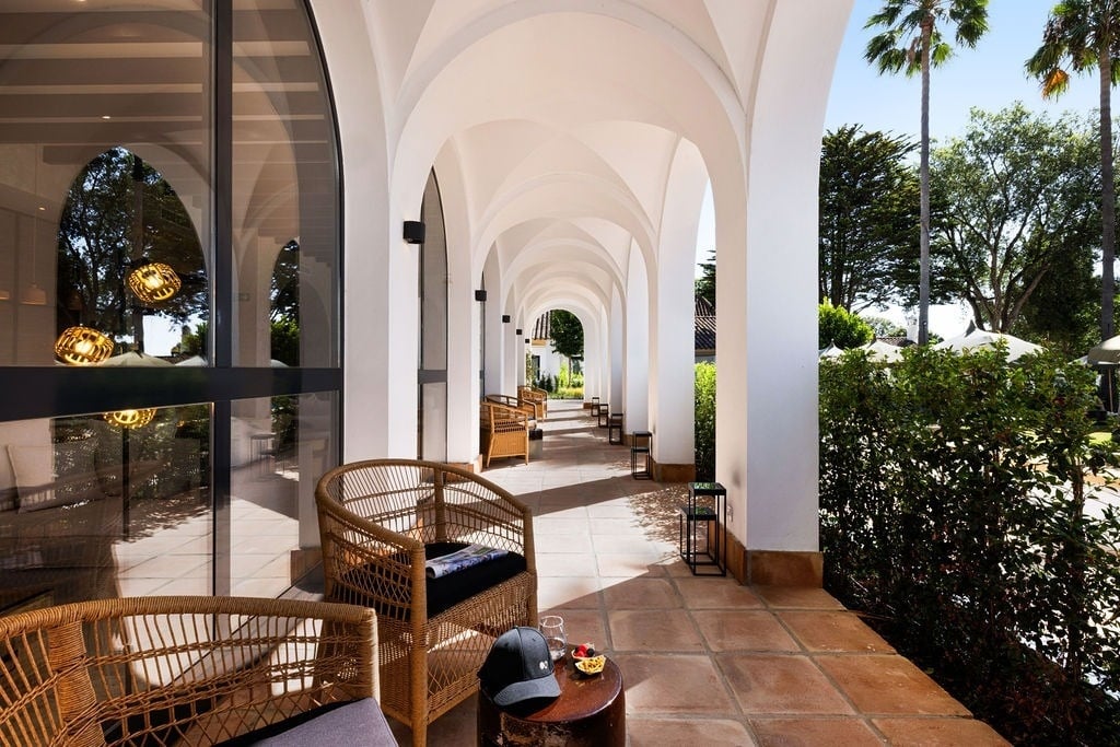 https://golftravelpeople.com/wp-content/uploads/2019/04/Inmood-San-Roque-Hotel-Cadiz-Spain-Bars-and-Restaurants-3.jpg