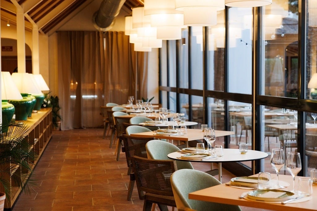https://golftravelpeople.com/wp-content/uploads/2019/04/Inmood-San-Roque-Hotel-Cadiz-Spain-Bars-and-Restaurants-9.jpg