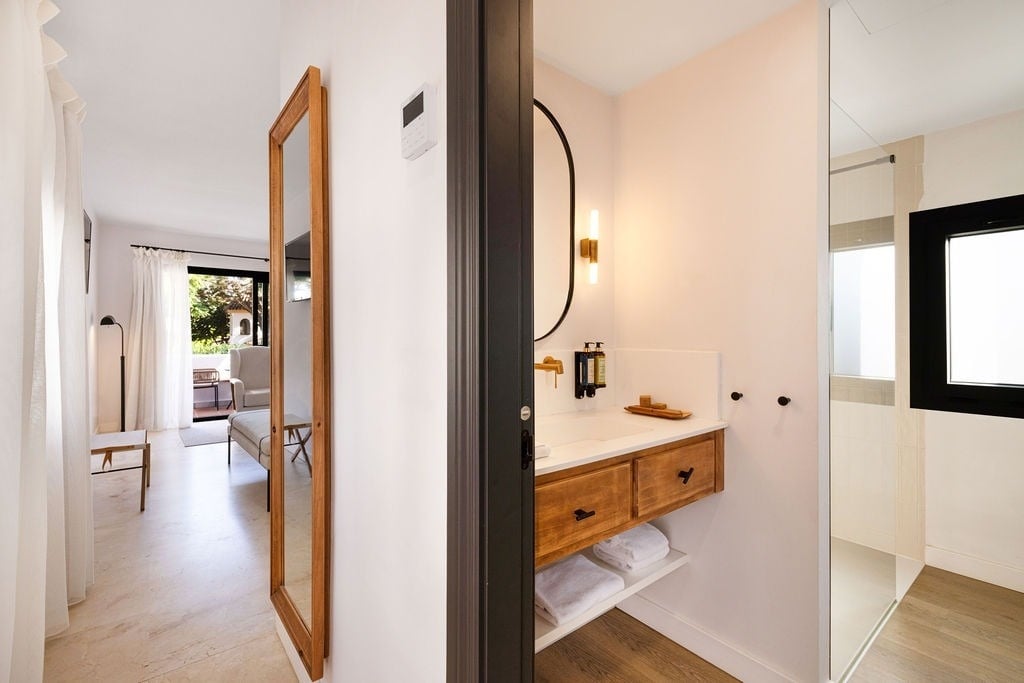 https://golftravelpeople.com/wp-content/uploads/2019/04/Inmood-San-Roque-Hotel-Cadiz-Spain-Bedrooms-and-Suites-1.jpg