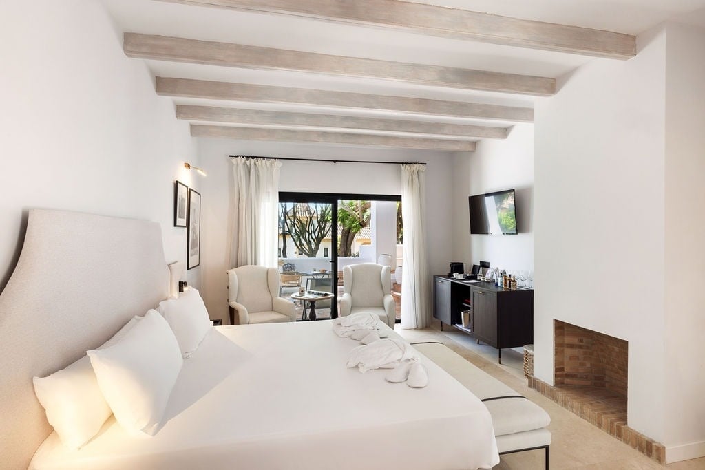 https://golftravelpeople.com/wp-content/uploads/2019/04/Inmood-San-Roque-Hotel-Cadiz-Spain-Bedrooms-and-Suites-10.jpg