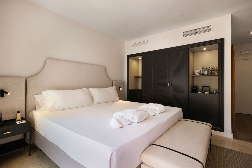 https://golftravelpeople.com/wp-content/uploads/2019/04/Inmood-San-Roque-Hotel-Cadiz-Spain-Bedrooms-and-Suites-12.jpg
