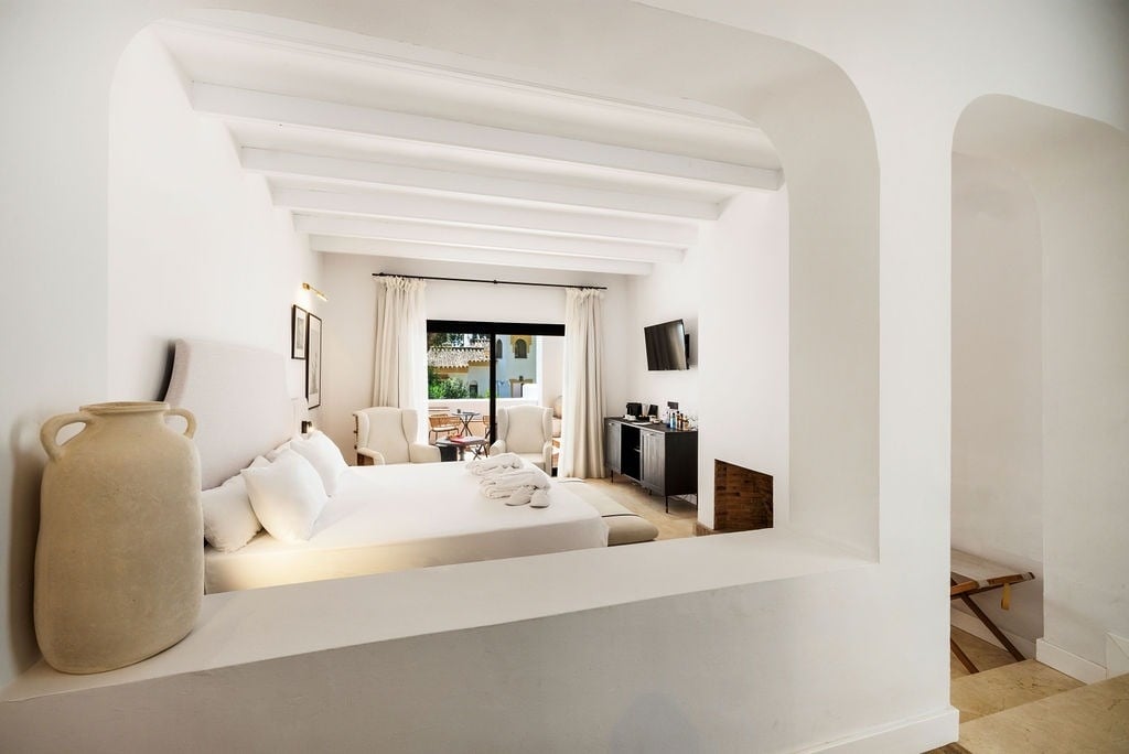 https://golftravelpeople.com/wp-content/uploads/2019/04/Inmood-San-Roque-Hotel-Cadiz-Spain-Bedrooms-and-Suites-13.jpg