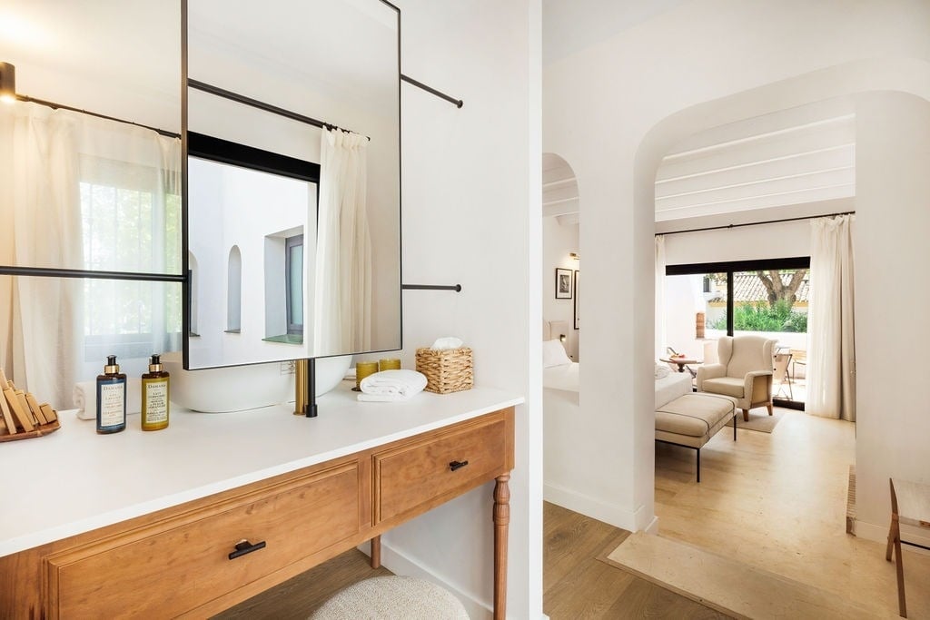 https://golftravelpeople.com/wp-content/uploads/2019/04/Inmood-San-Roque-Hotel-Cadiz-Spain-Bedrooms-and-Suites-18.jpg