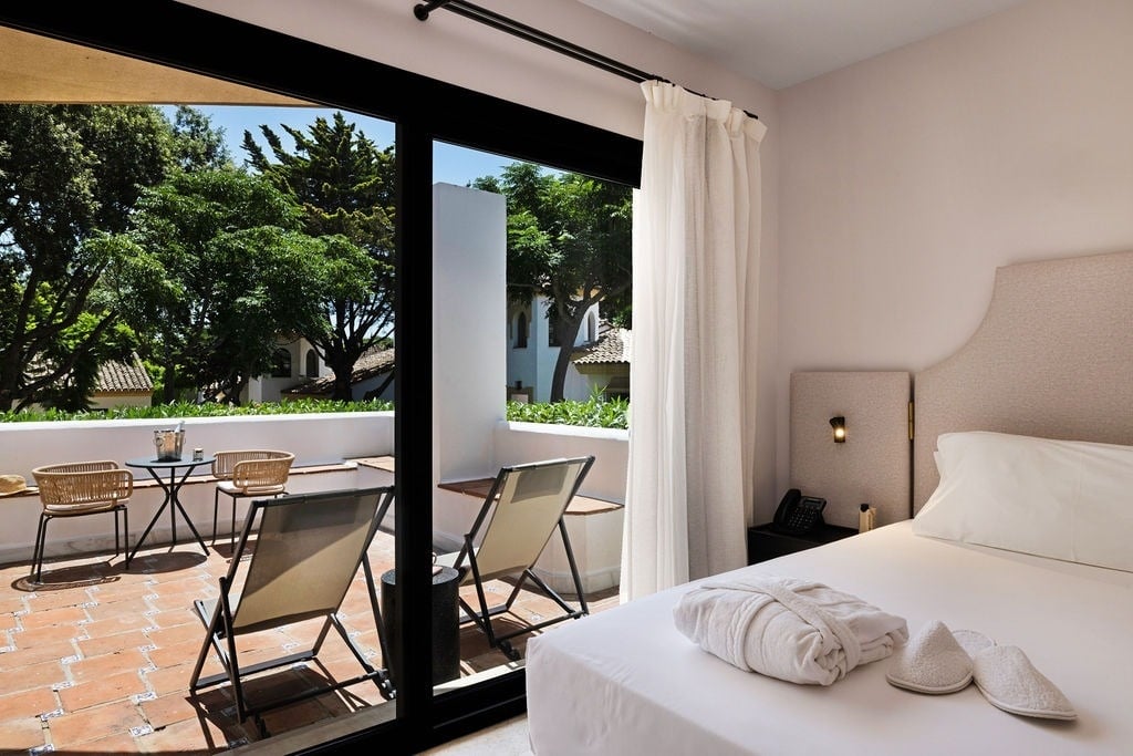https://golftravelpeople.com/wp-content/uploads/2019/04/Inmood-San-Roque-Hotel-Cadiz-Spain-Bedrooms-and-Suites-19.jpg