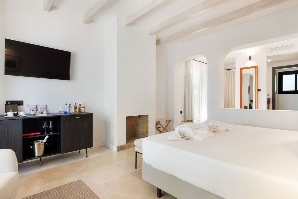 https://golftravelpeople.com/wp-content/uploads/2019/04/Inmood-San-Roque-Hotel-Cadiz-Spain-Bedrooms-and-Suites-3.jpg