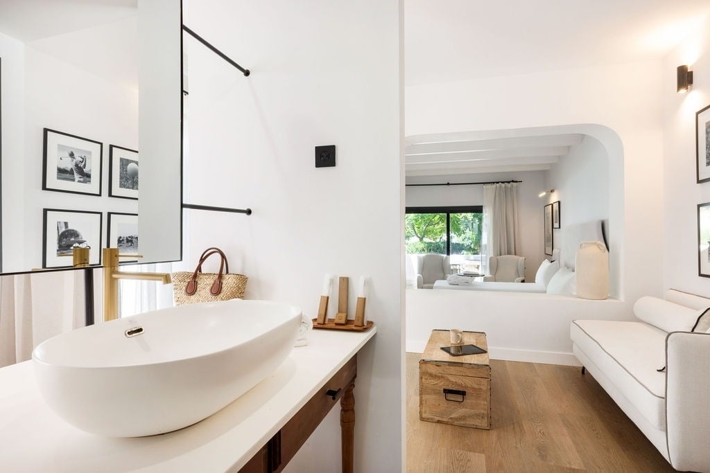 https://golftravelpeople.com/wp-content/uploads/2019/04/Inmood-San-Roque-Hotel-Cadiz-Spain-Bedrooms-and-Suites-8.jpg