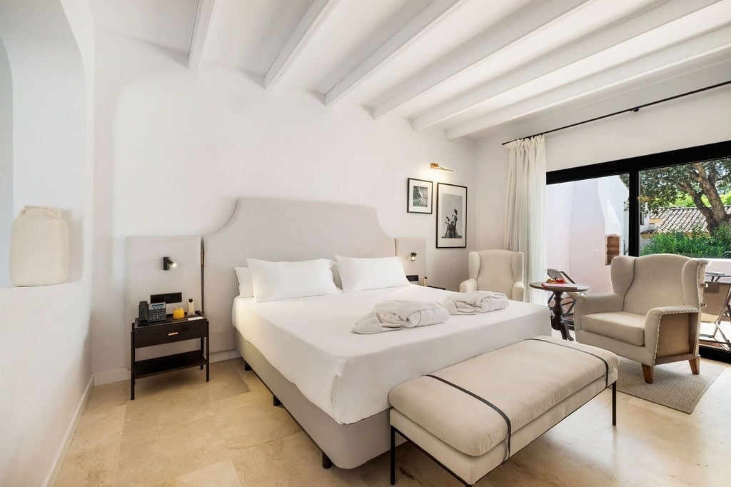 https://golftravelpeople.com/wp-content/uploads/2019/04/Inmood-San-Roque-Hotel-Cadiz-Spain-Bedrooms-and-Suites-9.jpg