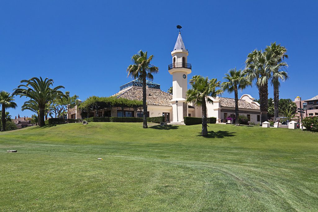 https://golftravelpeople.com/wp-content/uploads/2019/04/Islantilla-Golf-Club-Clubhouse-2-1024x683.jpg