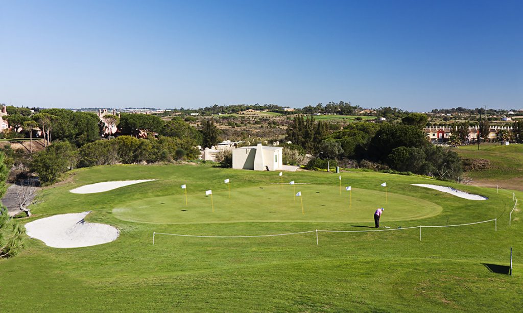 https://golftravelpeople.com/wp-content/uploads/2019/04/Islantilla-Golf-Club-Practice-Area-and-Driving-Range-3-1024x613.jpg