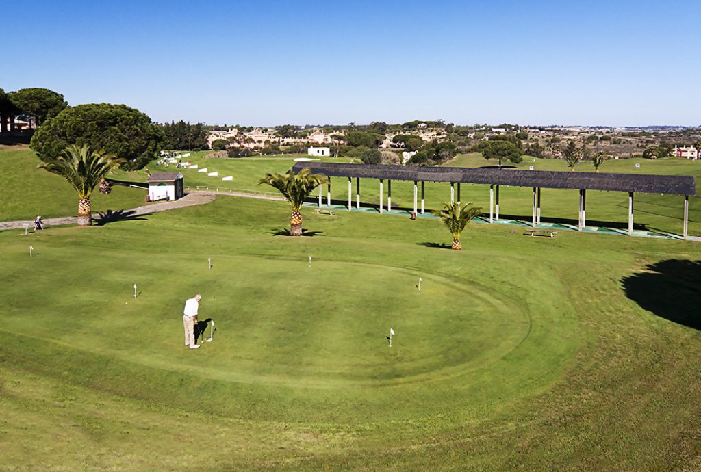 https://golftravelpeople.com/wp-content/uploads/2019/04/Islantilla-Golf-Club-Practice-Area-and-Driving-Range-4-1024x690.jpg