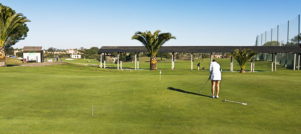 https://golftravelpeople.com/wp-content/uploads/2019/04/Islantilla-Golf-Club-Practice-Area-and-Driving-Range-5-1024x457.jpg