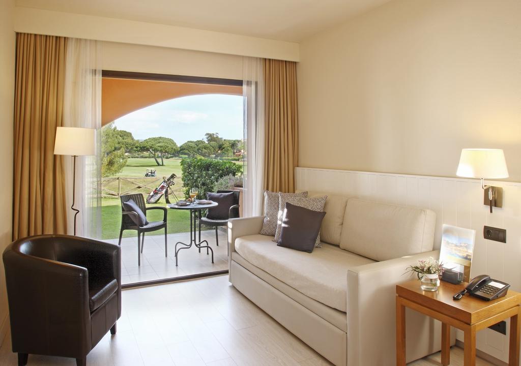 https://golftravelpeople.com/wp-content/uploads/2019/04/La-Costa-Hotel-Golf-and-Beach-Resort-Bedrooms-1.jpg