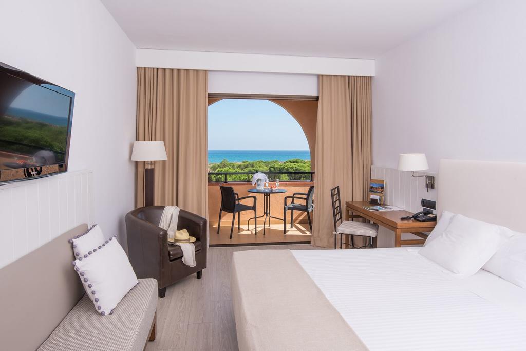 https://golftravelpeople.com/wp-content/uploads/2019/04/La-Costa-Hotel-Golf-and-Beach-Resort-Bedrooms-14.jpg