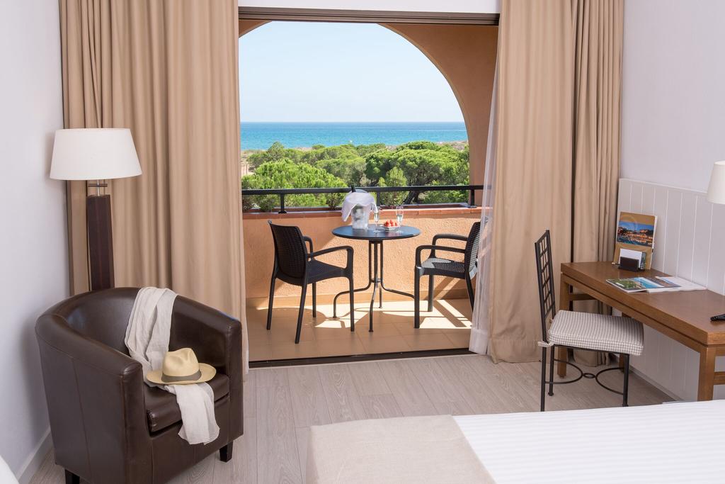 https://golftravelpeople.com/wp-content/uploads/2019/04/La-Costa-Hotel-Golf-and-Beach-Resort-Bedrooms-15.jpg