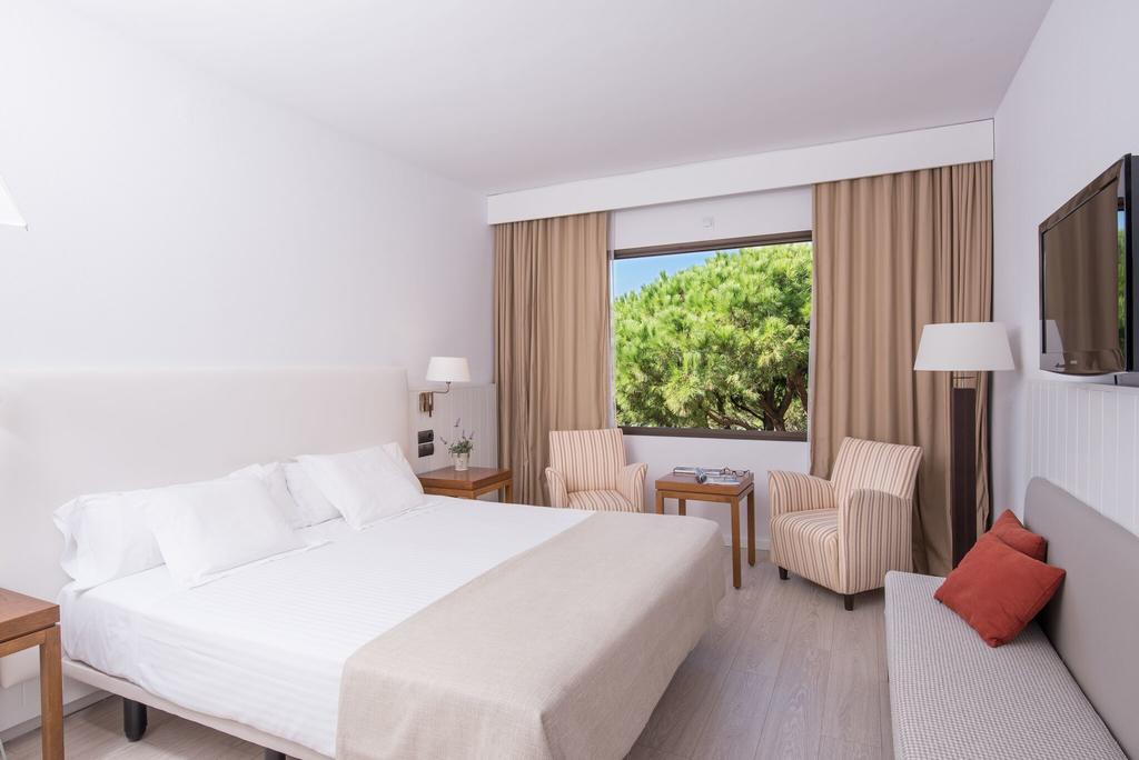 https://golftravelpeople.com/wp-content/uploads/2019/04/La-Costa-Hotel-Golf-and-Beach-Resort-Bedrooms-16.jpg