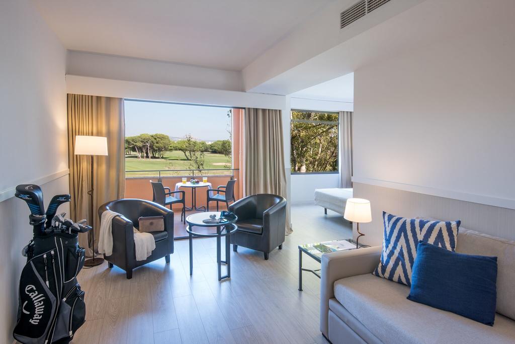 https://golftravelpeople.com/wp-content/uploads/2019/04/La-Costa-Hotel-Golf-and-Beach-Resort-Bedrooms-17.jpg
