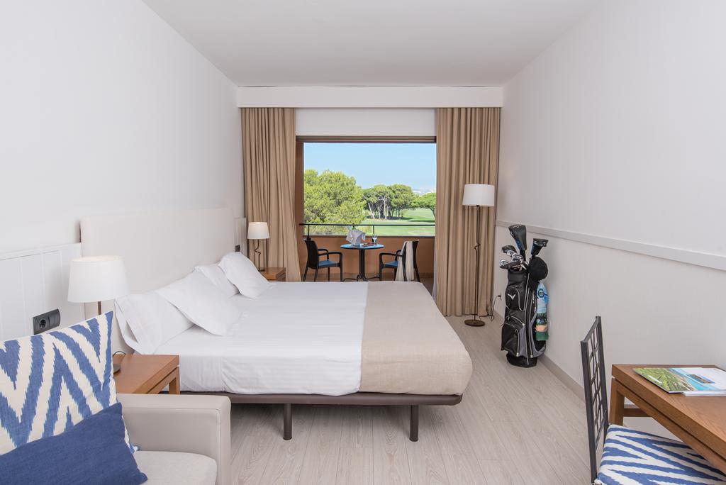 https://golftravelpeople.com/wp-content/uploads/2019/04/La-Costa-Hotel-Golf-and-Beach-Resort-Bedrooms-20.jpg