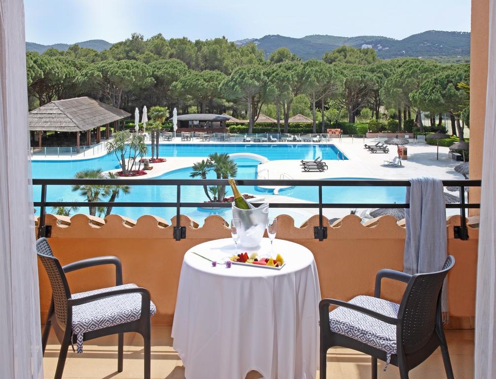 https://golftravelpeople.com/wp-content/uploads/2019/04/La-Costa-Hotel-Golf-and-Beach-Resort-Bedrooms-21.jpg