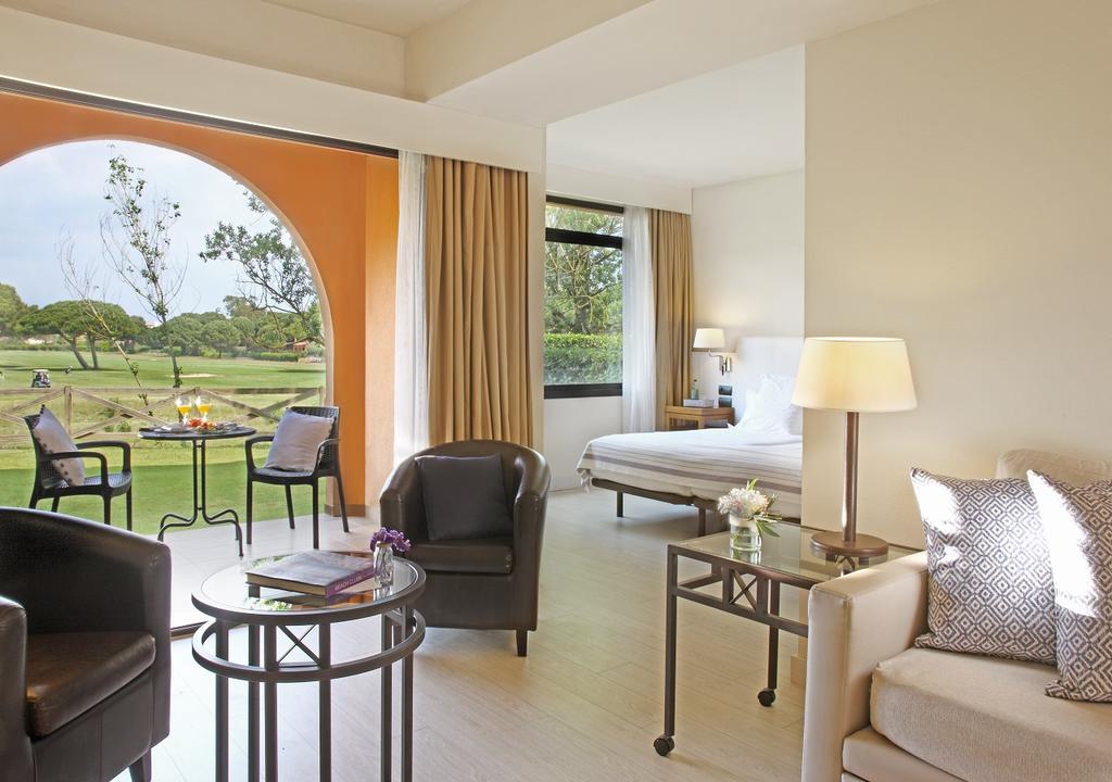 https://golftravelpeople.com/wp-content/uploads/2019/04/La-Costa-Hotel-Golf-and-Beach-Resort-Bedrooms-22.jpg