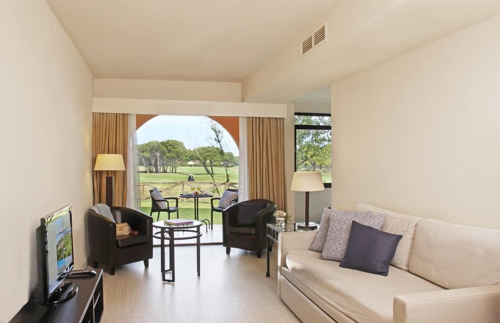 https://golftravelpeople.com/wp-content/uploads/2019/04/La-Costa-Hotel-Golf-and-Beach-Resort-Bedrooms-24.jpg