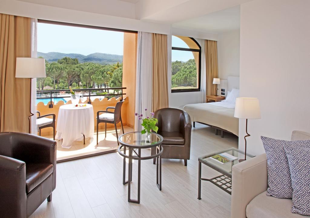 https://golftravelpeople.com/wp-content/uploads/2019/04/La-Costa-Hotel-Golf-and-Beach-Resort-Bedrooms-26.jpg
