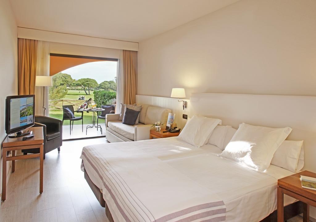 https://golftravelpeople.com/wp-content/uploads/2019/04/La-Costa-Hotel-Golf-and-Beach-Resort-Bedrooms-29.jpg