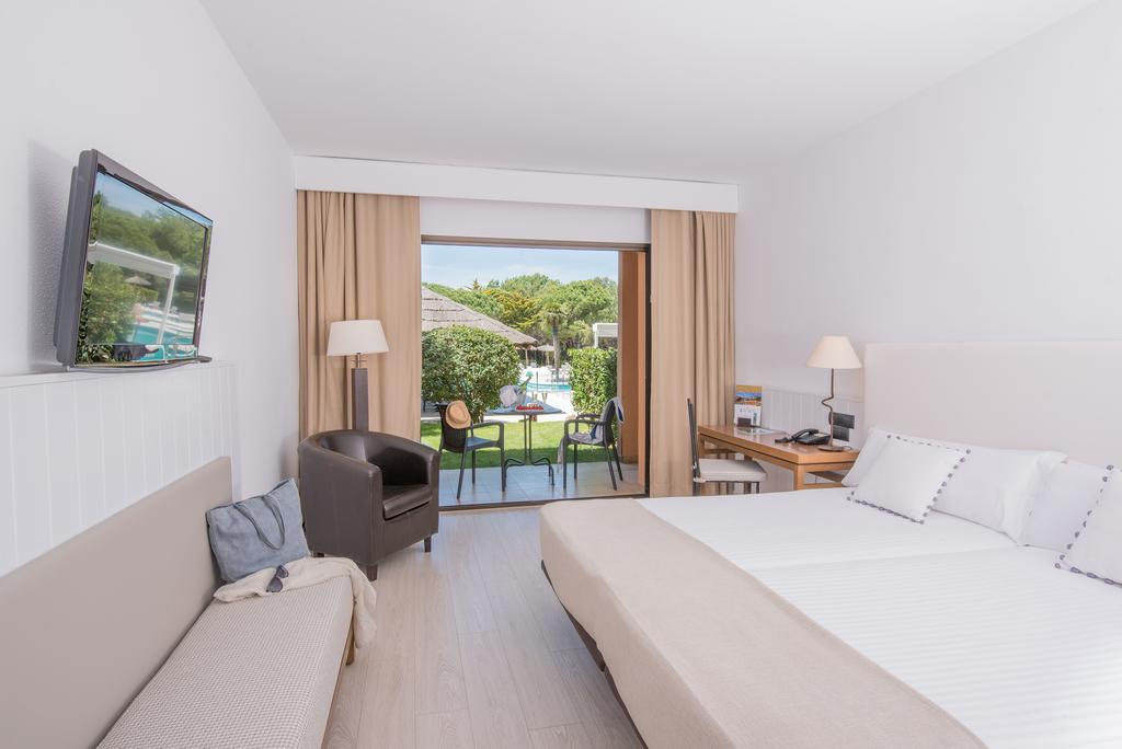 https://golftravelpeople.com/wp-content/uploads/2019/04/La-Costa-Hotel-Golf-and-Beach-Resort-Bedrooms-7.jpg