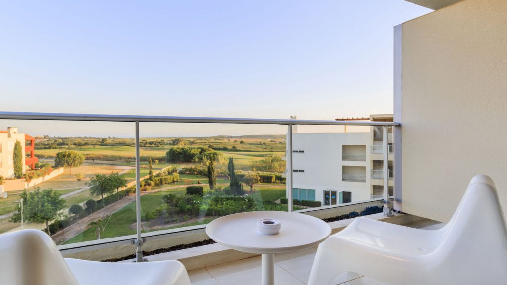 https://golftravelpeople.com/wp-content/uploads/2019/04/Laguna-Resort-Vilamoura-Rooms-Apartments-10-1024x576.jpg