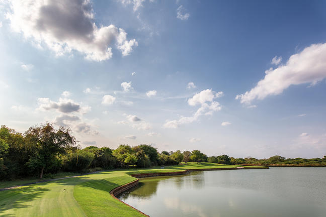 https://golftravelpeople.com/wp-content/uploads/2019/04/Leopard-Creek-Golf-Club-1.jpg