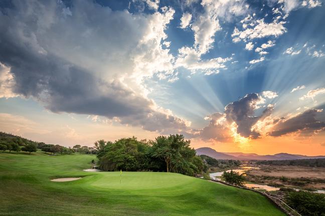 https://golftravelpeople.com/wp-content/uploads/2019/04/Leopard-Creek-Golf-Club-2.jpg