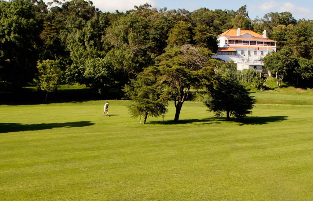 https://golftravelpeople.com/wp-content/uploads/2019/04/Lisbon-Sports-Club-8-1024x657.jpg
