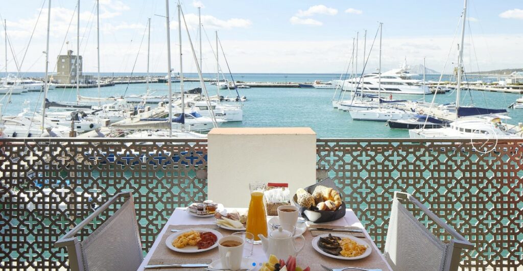 https://golftravelpeople.com/wp-content/uploads/2019/04/MIM-Sotogrande-Hotel-Club-Maritimo-Restaurants-and-Bars-2-1024x531.jpg