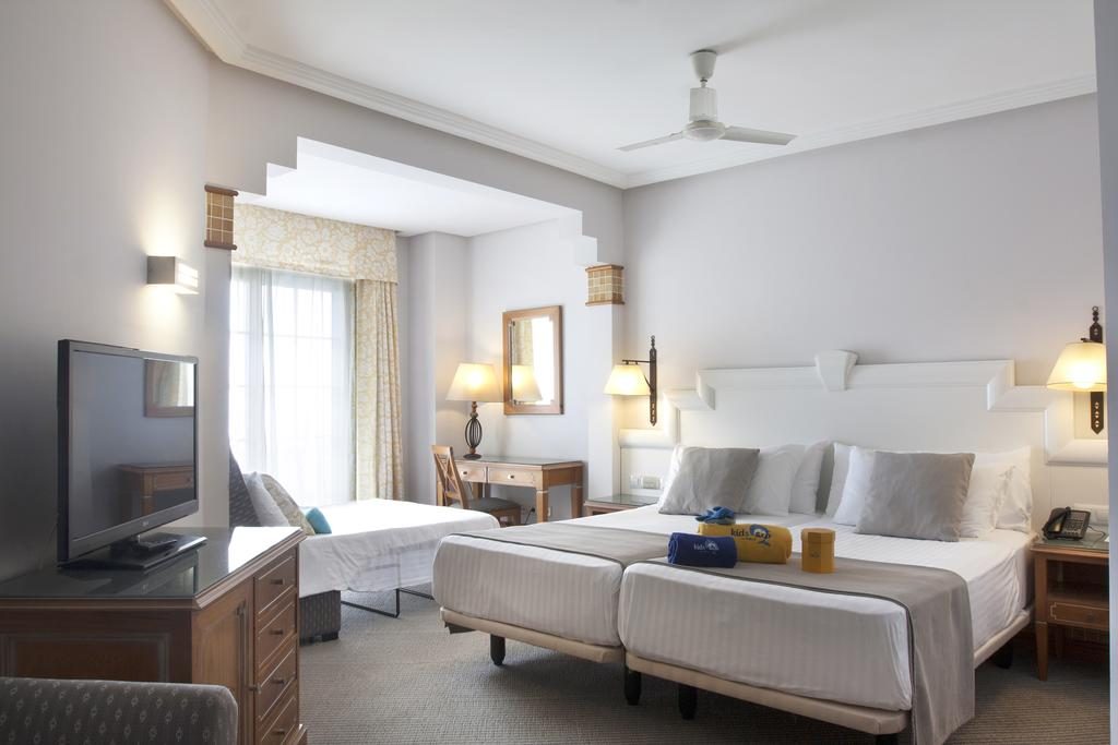 https://golftravelpeople.com/wp-content/uploads/2019/04/Melia-Atlantico-Hotel-Isla-Canela-Huelva-Costa-de-la-Luz-Spain-Bedrooms-1-1024x683.jpg