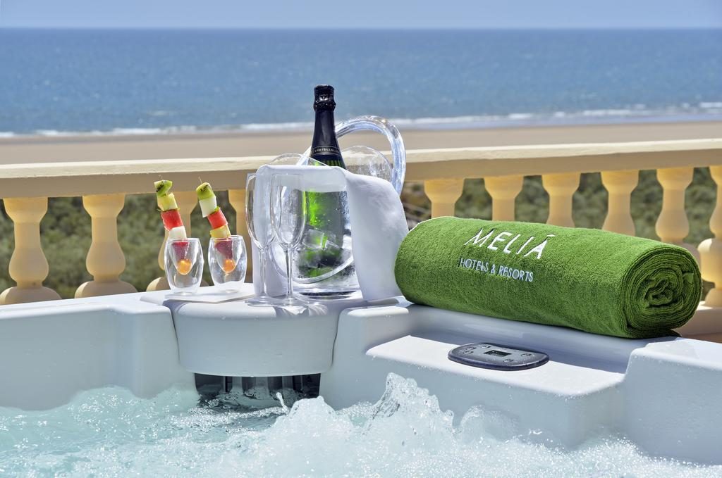 https://golftravelpeople.com/wp-content/uploads/2019/04/Melia-Atlantico-Hotel-Isla-Canela-Huelva-Costa-de-la-Luz-Spain-Bedrooms-11-1024x679.jpg