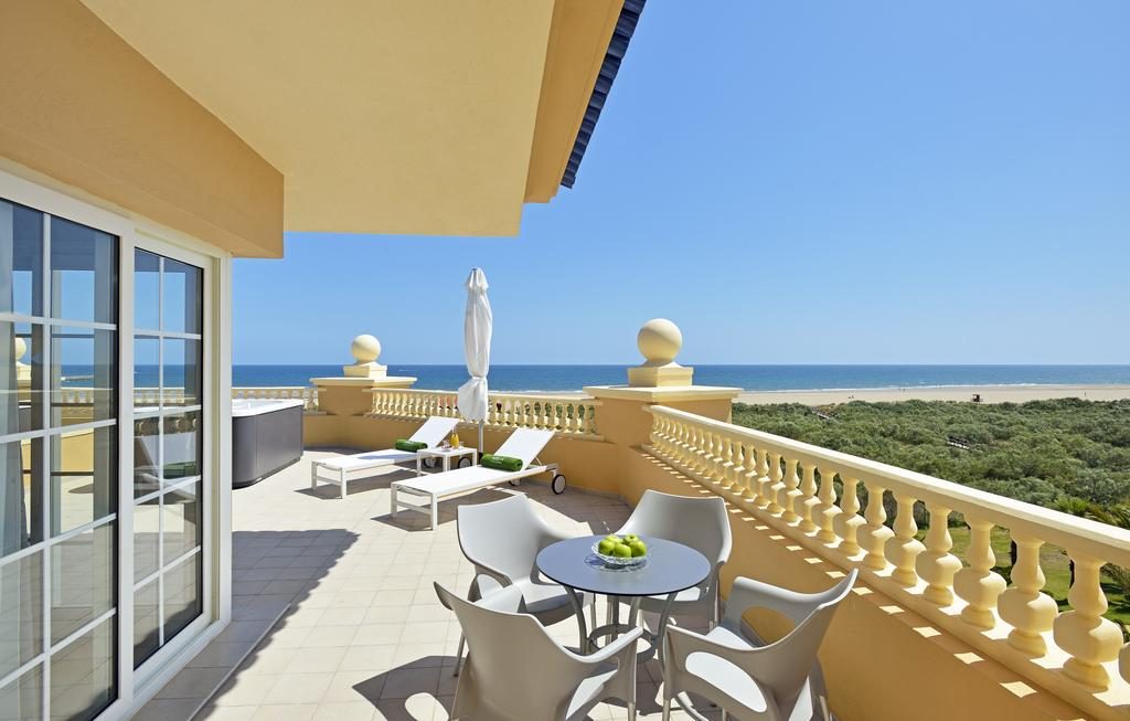https://golftravelpeople.com/wp-content/uploads/2019/04/Melia-Atlantico-Hotel-Isla-Canela-Huelva-Costa-de-la-Luz-Spain-Bedrooms-12-1024x653.jpg