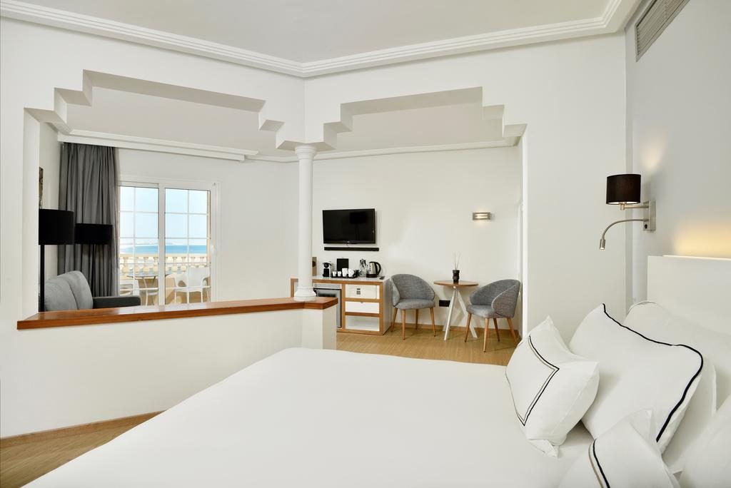 https://golftravelpeople.com/wp-content/uploads/2019/04/Melia-Atlantico-Hotel-Isla-Canela-Huelva-Costa-de-la-Luz-Spain-Bedrooms-15-1024x684.jpg