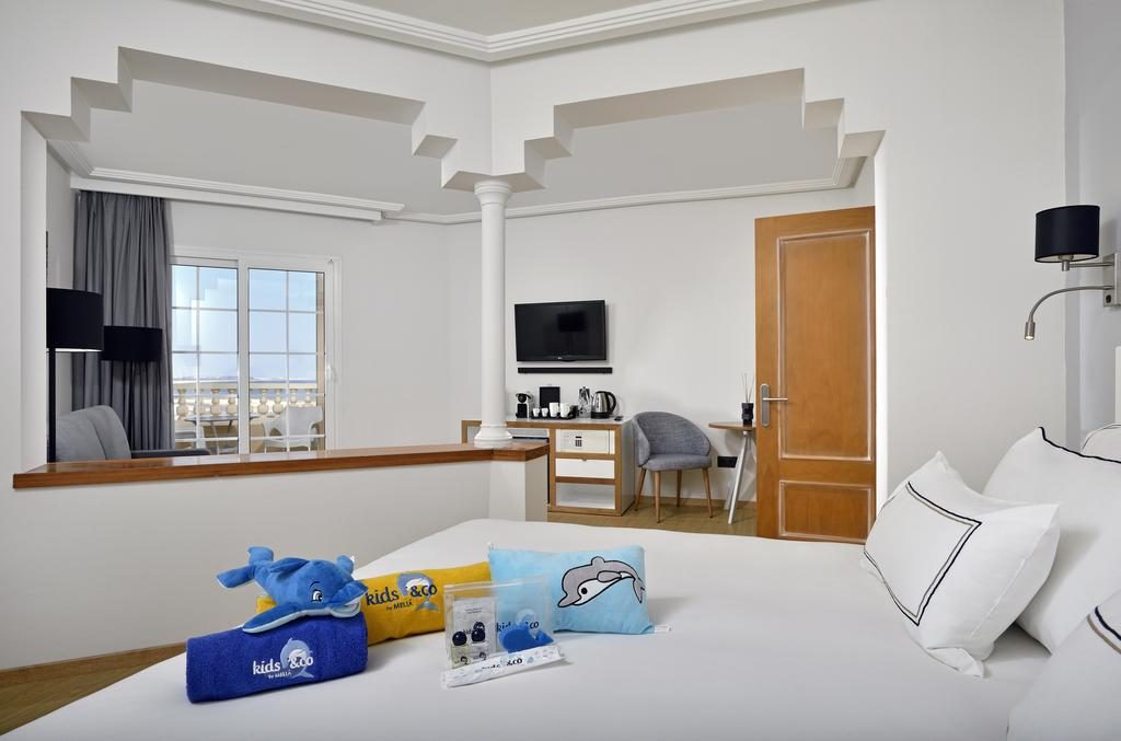 https://golftravelpeople.com/wp-content/uploads/2019/04/Melia-Atlantico-Hotel-Isla-Canela-Huelva-Costa-de-la-Luz-Spain-Bedrooms-3-1024x677.jpg
