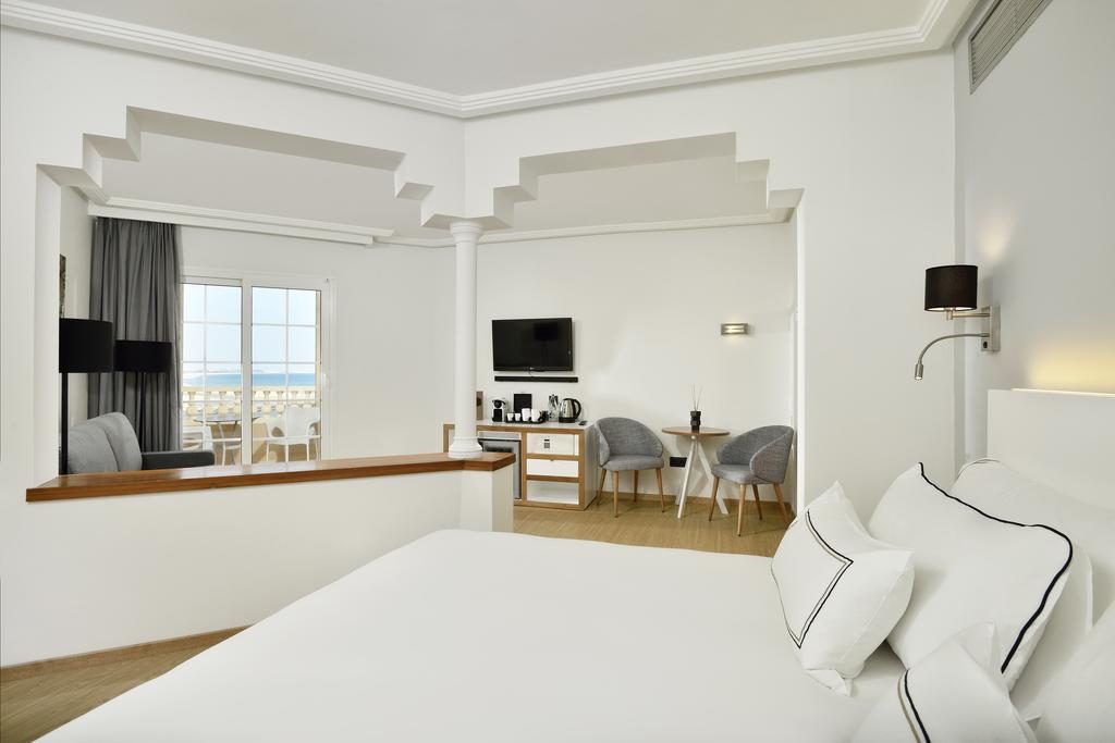 https://golftravelpeople.com/wp-content/uploads/2019/04/Melia-Atlantico-Hotel-Isla-Canela-Huelva-Costa-de-la-Luz-Spain-Bedrooms-4-1024x683.jpg