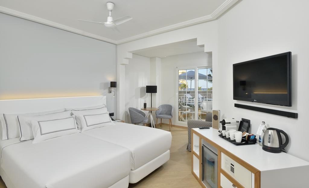 https://golftravelpeople.com/wp-content/uploads/2019/04/Melia-Atlantico-Hotel-Isla-Canela-Huelva-Costa-de-la-Luz-Spain-Bedrooms-6-1024x625.jpg