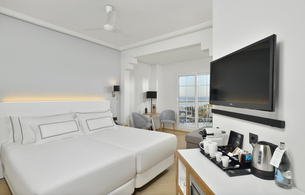 https://golftravelpeople.com/wp-content/uploads/2019/04/Melia-Atlantico-Hotel-Isla-Canela-Huelva-Costa-de-la-Luz-Spain-Bedrooms-7-1024x655.jpg