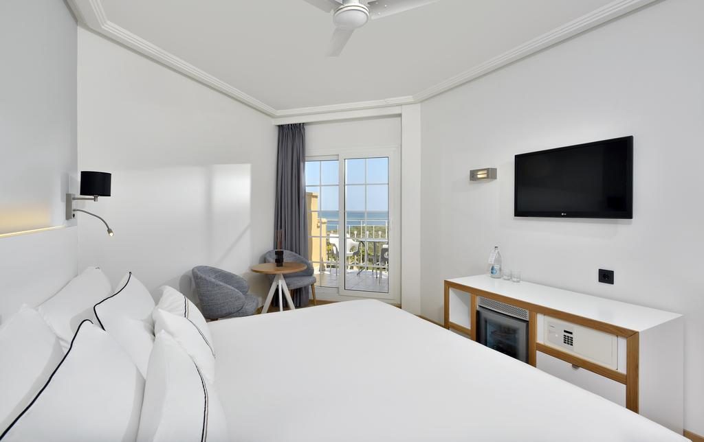 https://golftravelpeople.com/wp-content/uploads/2019/04/Melia-Atlantico-Hotel-Isla-Canela-Huelva-Costa-de-la-Luz-Spain-Bedrooms-8-1024x644.jpg