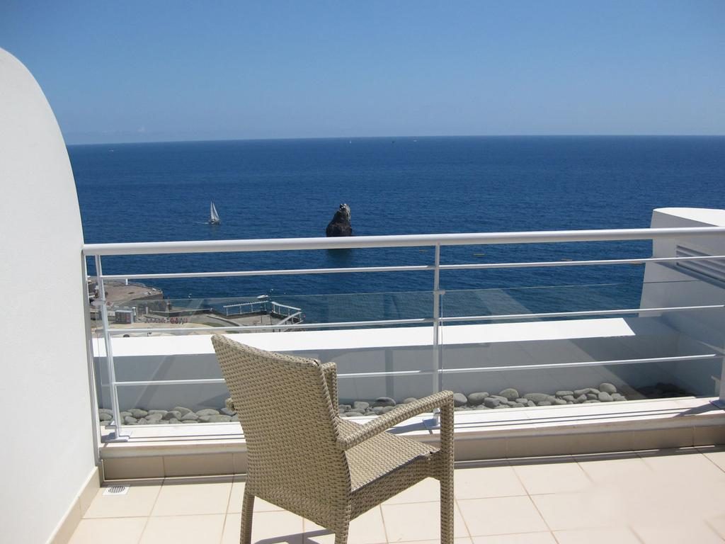 https://golftravelpeople.com/wp-content/uploads/2019/04/Melia-Madeira-Mare-Funchal-Bedrooms-5-1024x768.jpg