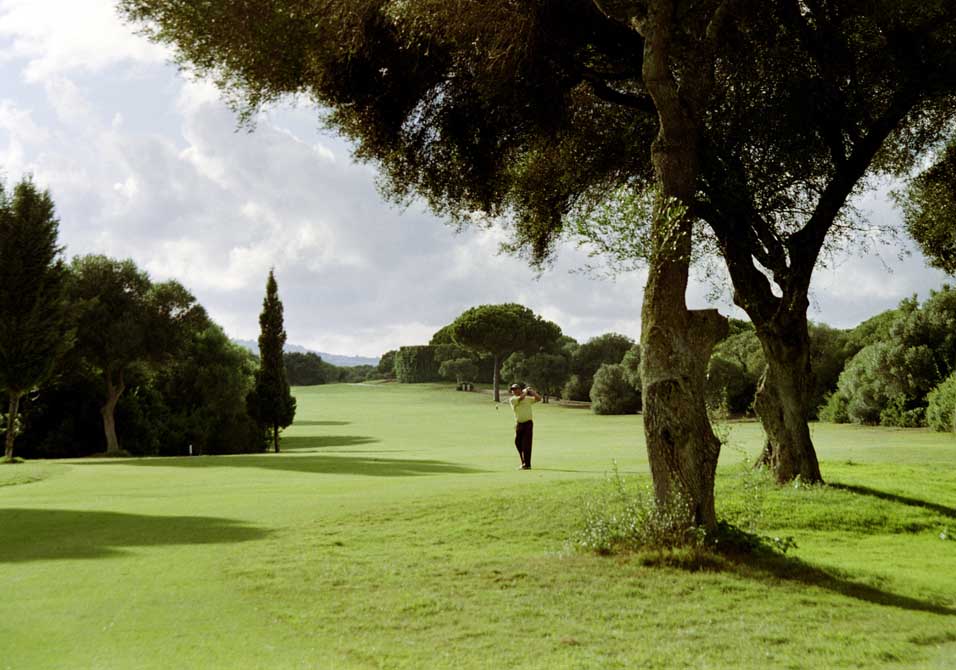 https://golftravelpeople.com/wp-content/uploads/2019/04/Montenmedio-Golf-Club-1.jpg