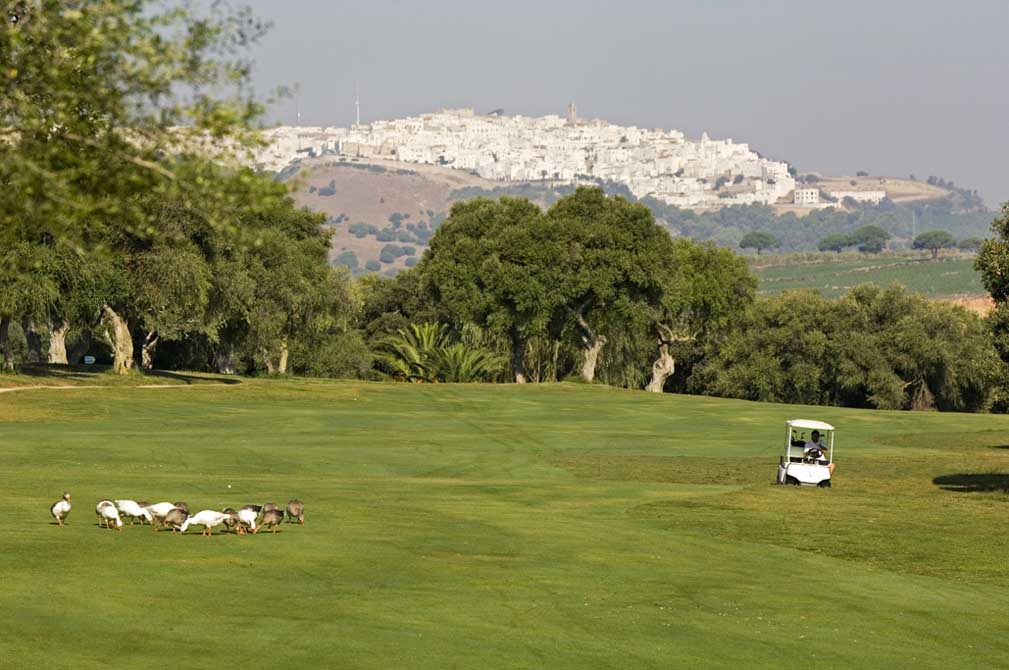 https://golftravelpeople.com/wp-content/uploads/2019/04/Montenmedio-Golf-Club-10.jpg