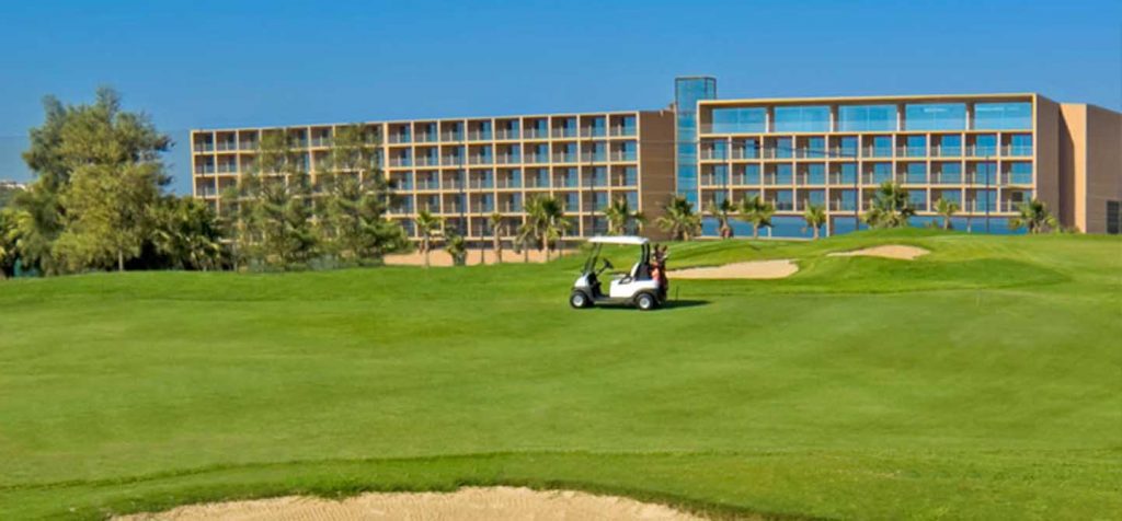 https://golftravelpeople.com/wp-content/uploads/2019/04/NAU-Salgados-Grande-Hotel-16-1024x476.jpg